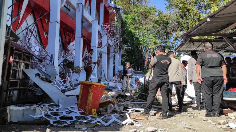 Terremoto de magnitud 7,4 en la costa de Indonesia genera alerta de tsunami