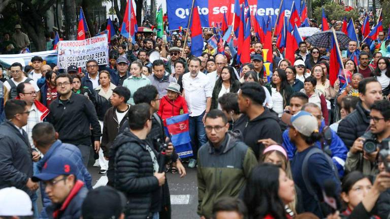 Fotografía que muestra al alcalde de Quito, Pabel Muñoz, liderando una marcha contra reformas al COOTAD.
