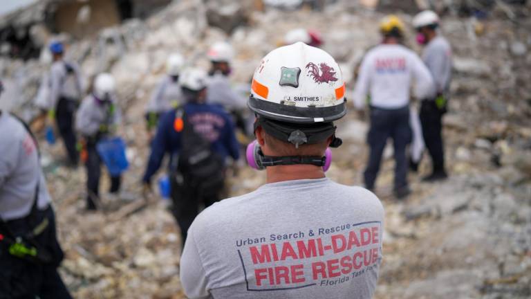 Terminó el rescate de sobrevivientes del derrumbe en Miami; ahora se busca cuerpos