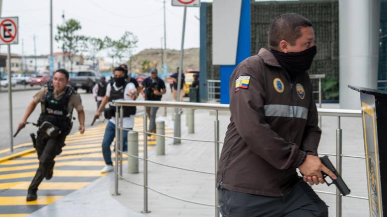 Miembros de la Policía Nacional irrumpen en un canal de televisión que fue tomado por un grupo delincuencial.