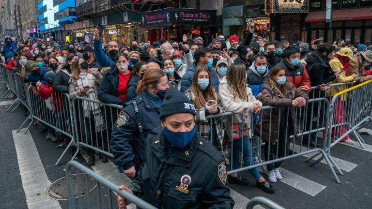 OMS advierte sobre variantes más peligrosas por aumento de casos de Ómicron