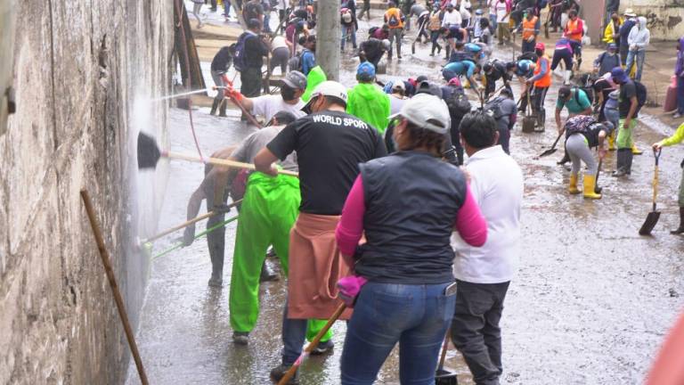 Más de 1.300 ciudadanos se unieron a la minga de limpieza en Quito por aluvión que deja 28 muertos