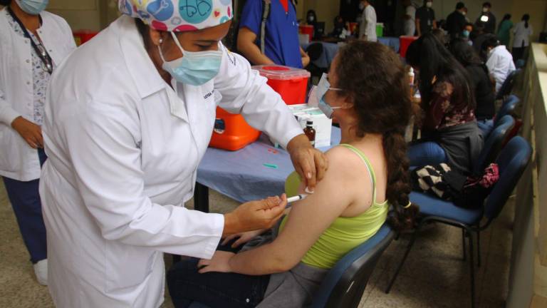 Mingas de vacunación en Quito y Guayaquil aspiran alcanzar las 43 mil personas inmunizadas