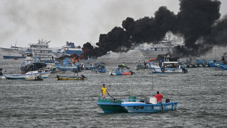 Incendio en el Puerto de Manta deja su primera víctima mortal quince días después de la tragedia