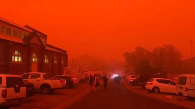 ¿Por qué el cielo se tiñó de rojo en Australia durante el paso del ciclón Narelle?