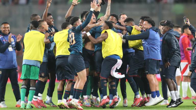 Jugadores de Ecuador celebran su clasificación al Mundial.