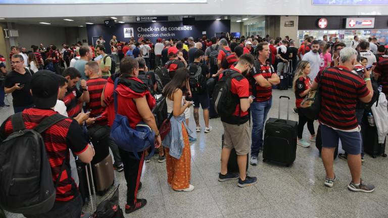 Tensión entre hinchas del Flamengo por retraso de vuelos a Ecuador