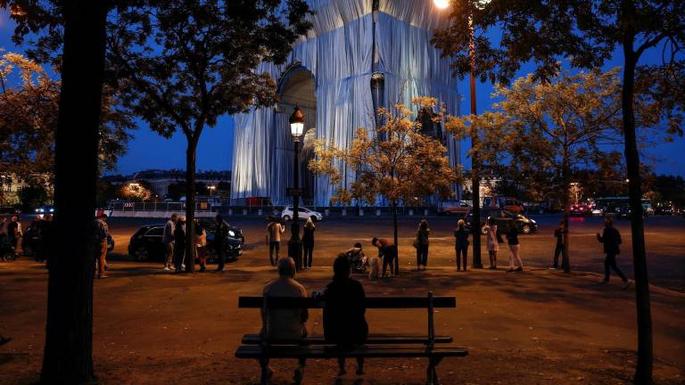 Empieza el empaquetado del Arco del Triunfo de París, obra póstuma del artista Christo