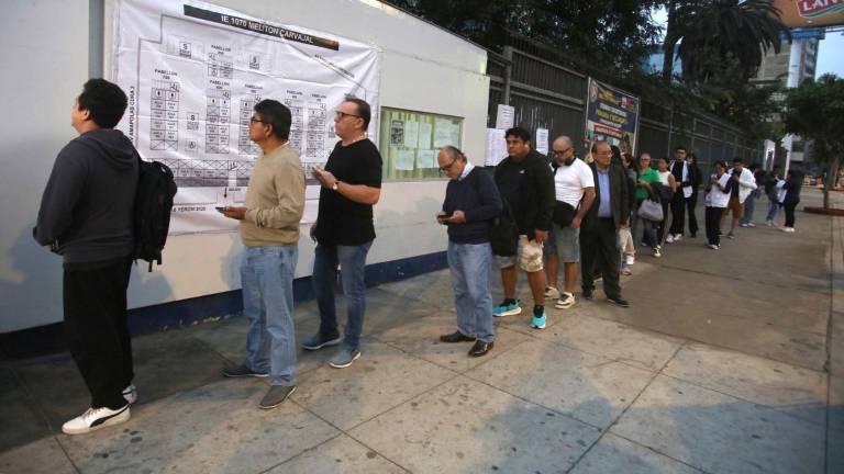 Perú vota en un reñido balotaje para elegir entre Keiko Fujimori o Roberto Sánchez