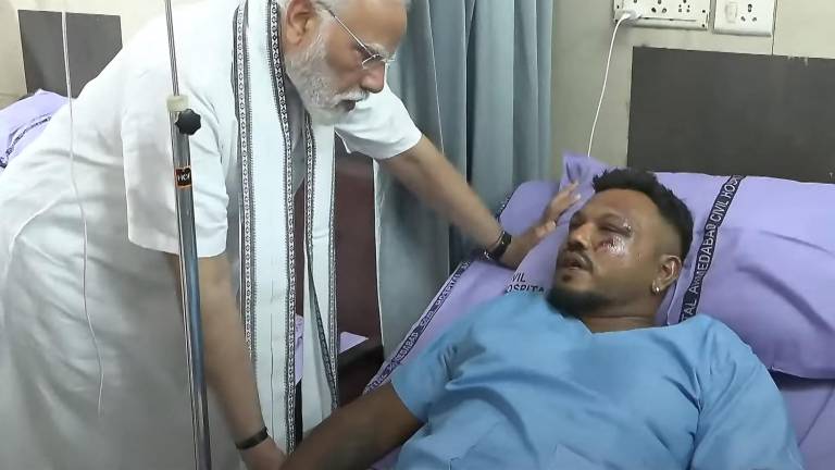 Primer ministro indio, Narendra Modi, reunido con Vishwash Kumar Ramesh, único superviviente del accidente del vuelo 171 de Air India, en un hospital de Ahmedabad.