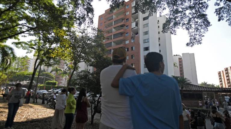 Fuerte terremoto en Colombia de magnitud 7,4 grados deja heridos y edificios derrumbados