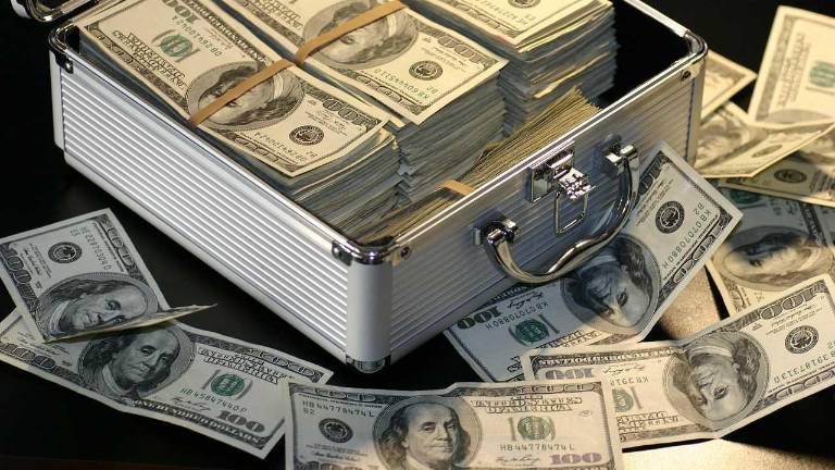 Los bancos son los encargados de reportar periódicamente a la UAFE, aquellas transacciones que sobrepasan el umbral determinado en la norma, así como las operaciones inusuales, sospechosas o injustificadas.