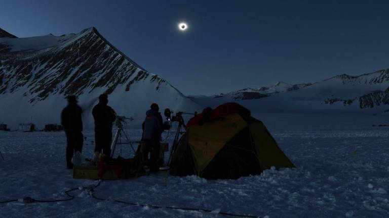 Eclipse solar total oscurece el día eterno del verano austral en la  Antártida