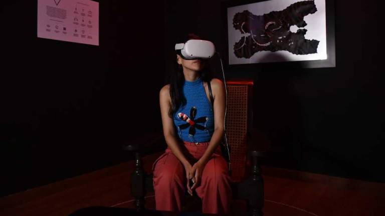 Joven en el Museo del Cacao viviendo la experiencia del arte y la realidad virtual