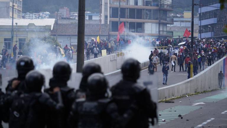 A esta hora aún se reportan enfrentamientos entre manifestantes y policías en varias zonas de Quito.