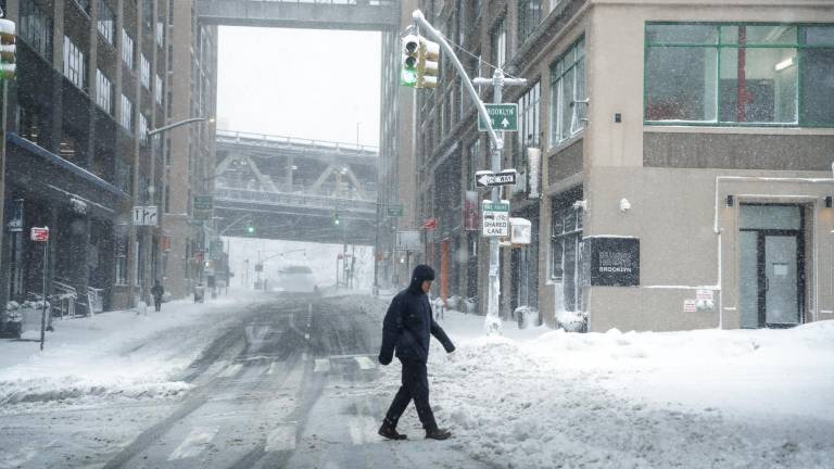 Nueva York paralizada por la nieve: las imágenes más impactantes del temporal invernal