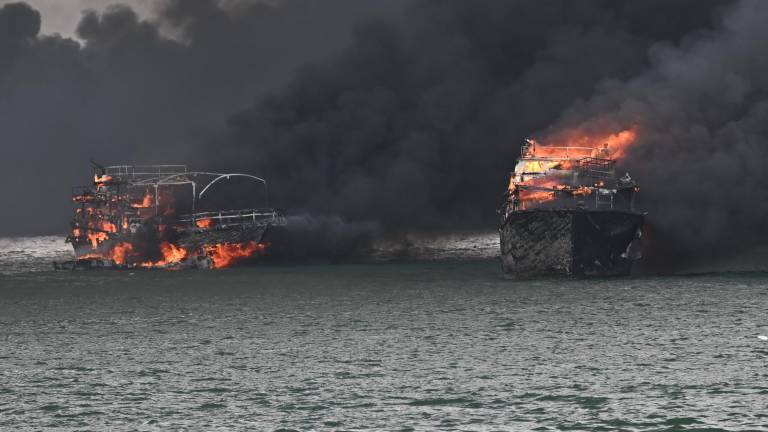 Incendio en el puerto de Manta deja dos heridos y numerosas embarcaciones destruidas
