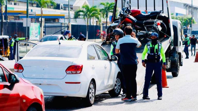 Desde el 1 de noviembre estará prohibido circular con placas provisionales de papel en Guayaquil