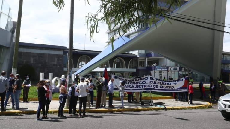 Protestan en los exteriores del Hotel Quito en contra de las obras que se realizan en el edificio