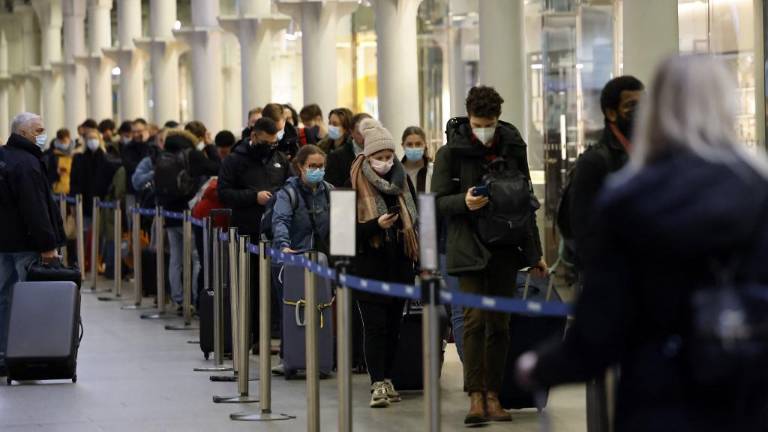 Se multiplican las restricciones por COVID-19 y aumenta la presión sobre los no vacunados
