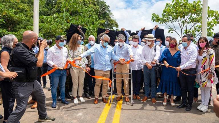 Lasso y Duque inauguran corredor vial en la frontera de Ecuador con Colombia