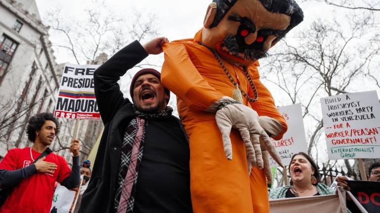 Un miembro de la diáspora venezolana lleva una marioneta que representa al expresidente de Venezuela, Nicolás Maduro.