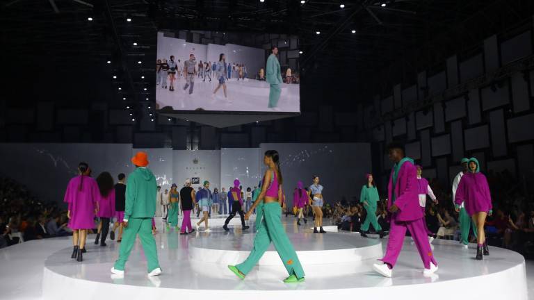 Maluma llega al mundo de la moda con diseños que gritan inclusión