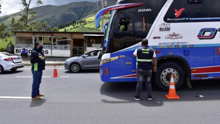 Contraloría detecta incumplimientos en regularización del transporte público y comercial