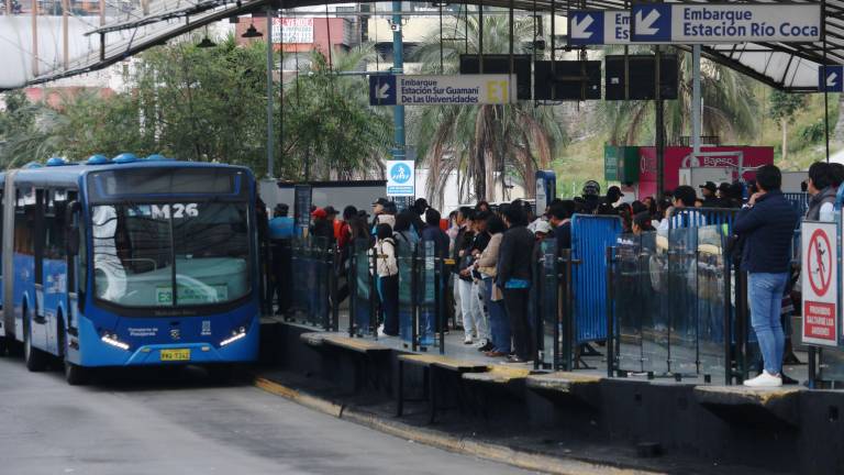 Transportistas en Quito piden pasaje de USD 0,45 en medio de caos por falta de buses; Pabel Muñoz denuncia 'extorsión'