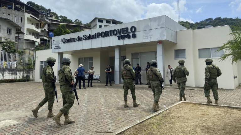 Soldados custodiando la entrada del hospital donde llevaron al alcalde de Portovelo, Jorge Maldonado, después de ser asesinado a tiros.