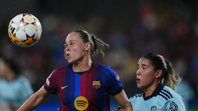 Claudia Pina disputa el balón ante Manoly Baquerizo, durante el partido de UEFA Women’s Champions League.