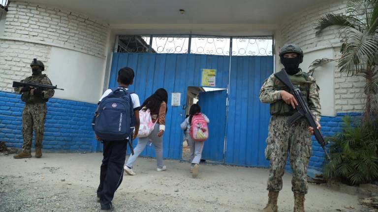 Esta fotografía tomada en septiembre de 2024, muestra presencia militar a las afueras de una institución educativa de Guayaquil debido a reportes de amenazas y reclutamiento de menores.