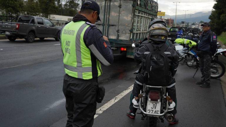 Agentes de tránsito fueron golpeados en la avenida Simón Bolívar de Quito