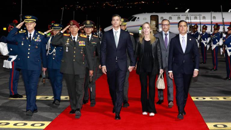 Santiago Peña aterriza en Quito para reunirse con Daniel Noboa