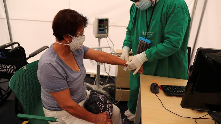 Una mujer es atendida en el área de triage en el hospital de Less, en Quito (Ecuador).