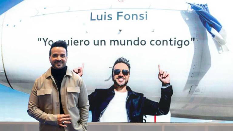 El cantante estadounidense de origen puertorriqueño Luis Fonsi participa en la presentación del avión de la aerolínea Air Europa bautizado con su nombre. EFE/ Sergio Pérez