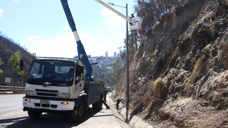 Operadores trabajando en la limpieza de la avenida Simón Bolívar, en Quito.
