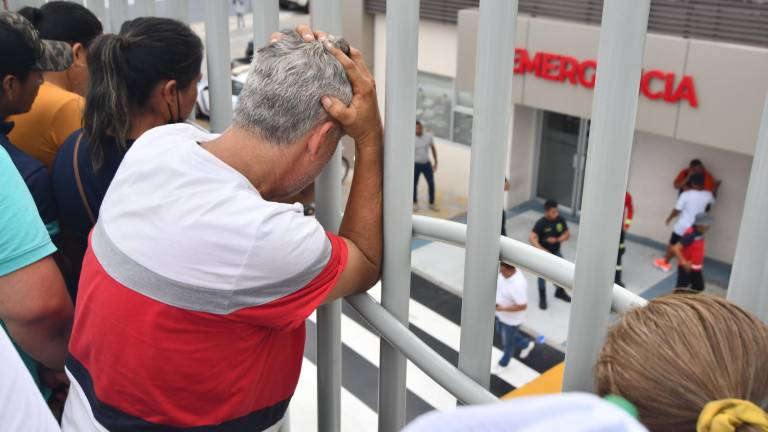 Familiares y mantenses se acercaron al hospital en el que fue atendido Agustín Intriago, alcalde de Manta. A las pocas horas se confirmó su muerte.