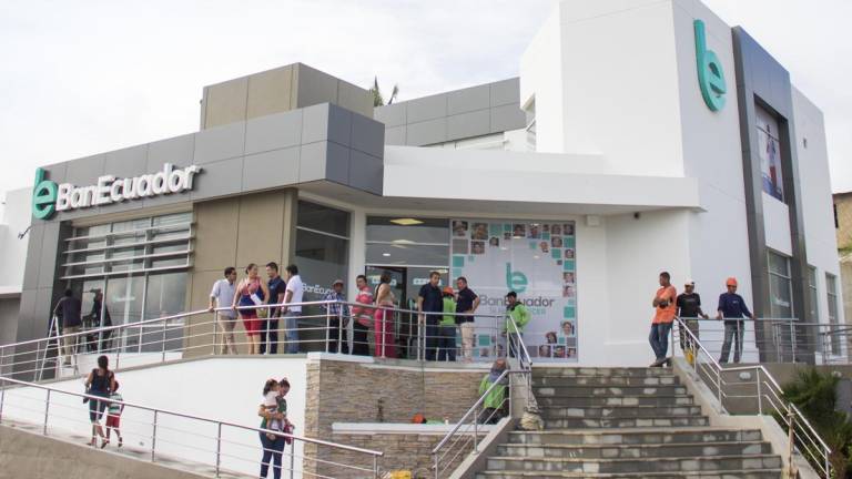 Dictan prisión contra exfuncionaria de BanEcuador por presunto peculado
