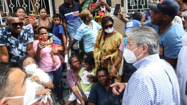 Presidente de Ecuador recorre zona afectada por sismo y anuncia bonos