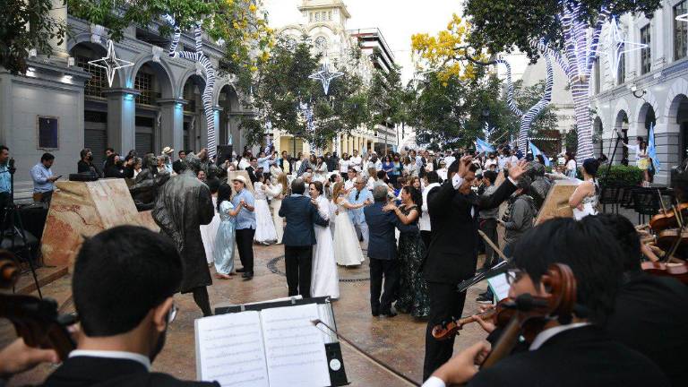 Desde el amanecer se rinde el tributo a los 202 años de Independencia de Guayaquil