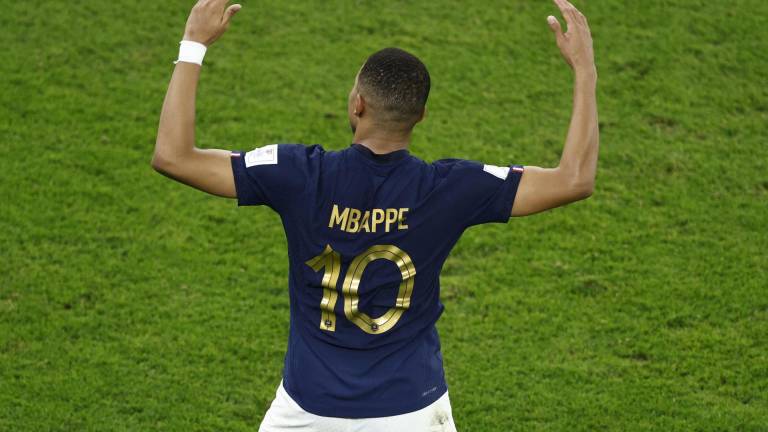 Kylian Mbappe de Francia celebra un gol en el partido Francia - Polonia en el estadio Al Zumama en Doha.