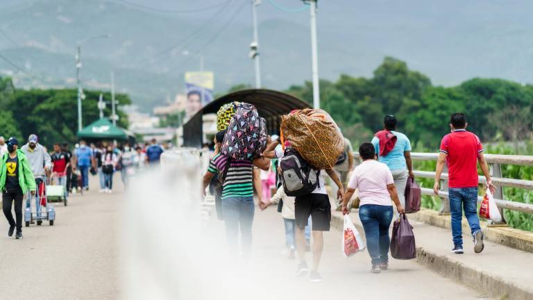 Imagen de personas cruzando la frontera Ecuador-Colombia.