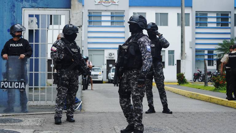 Miembros policiales resguardan el ingreso principal del Cuartel Modelo, donde se encuentra detenida Luisa González.