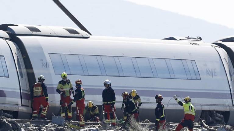 Trágico accidente de trenes de alta velocidad en España deja al menos 64 fallecidos: siguen buscando cuerpos