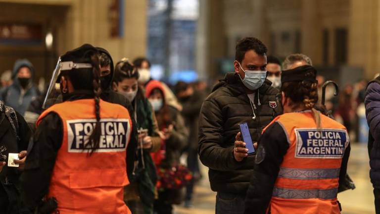 Argentina entró en confinamiento estricto por ola de covid