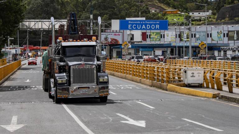 Un camión cruza el puente internacional de Rumichaca en la frontera entre Colombia y Ecuador, en Ipiales, departamento de Nariño, Colombia, el 21 de enero de 2026.
