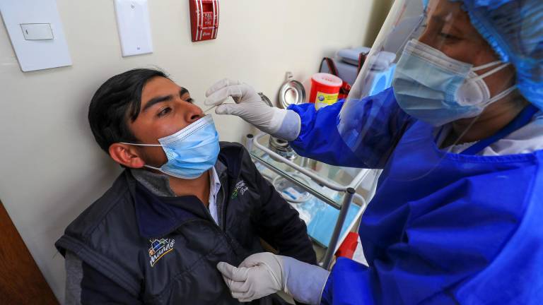 Un hombre se somete a una prueba PCR de detección de coronavirus en la ciudad de Quito, en una fotografía de archivo.
