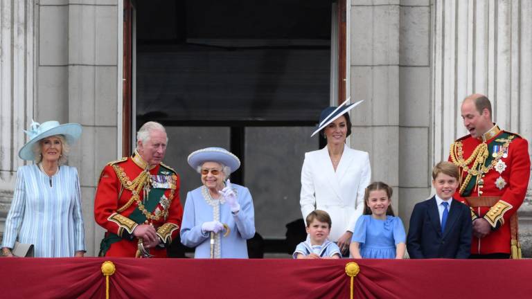 Los duques de Sussex no subieron a saludar a la multitud como el resto de la familia real británica.