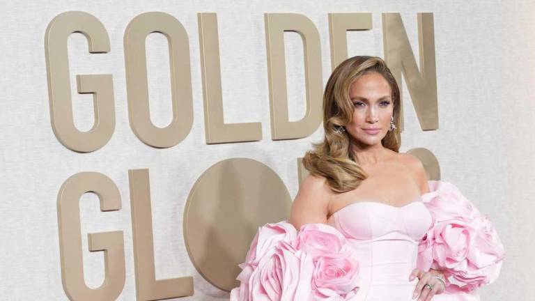 La cantante estadounidense Jennifer Lopez llega a la 81ª ceremonia anual de los Globos de Oro en el Hotel Beverly Hilton de Beverly Hills, California.